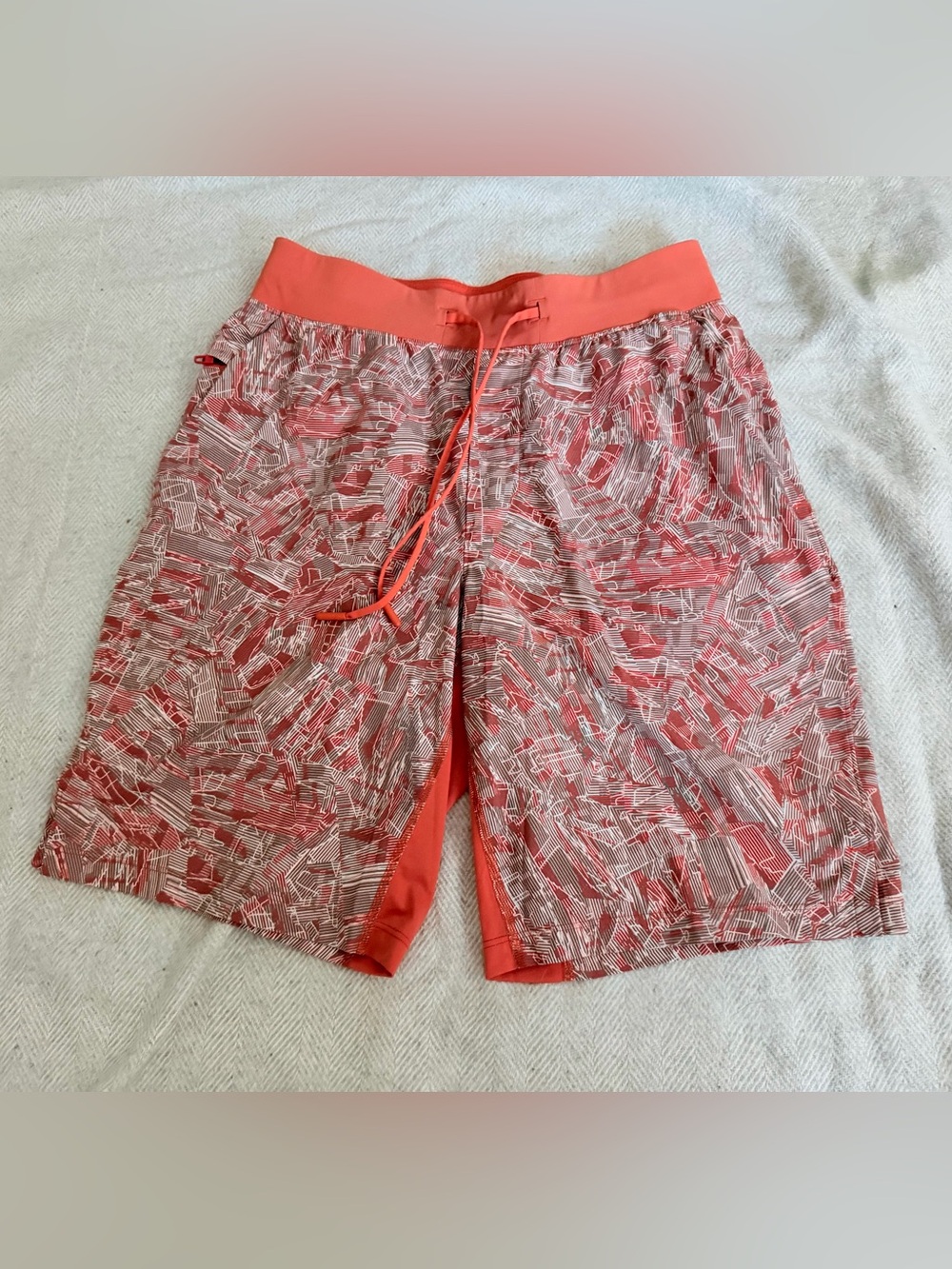 Lululemon T.H.E. Short Mens Small Orange Abstract 9" Linerless Drawstring M7ARAS